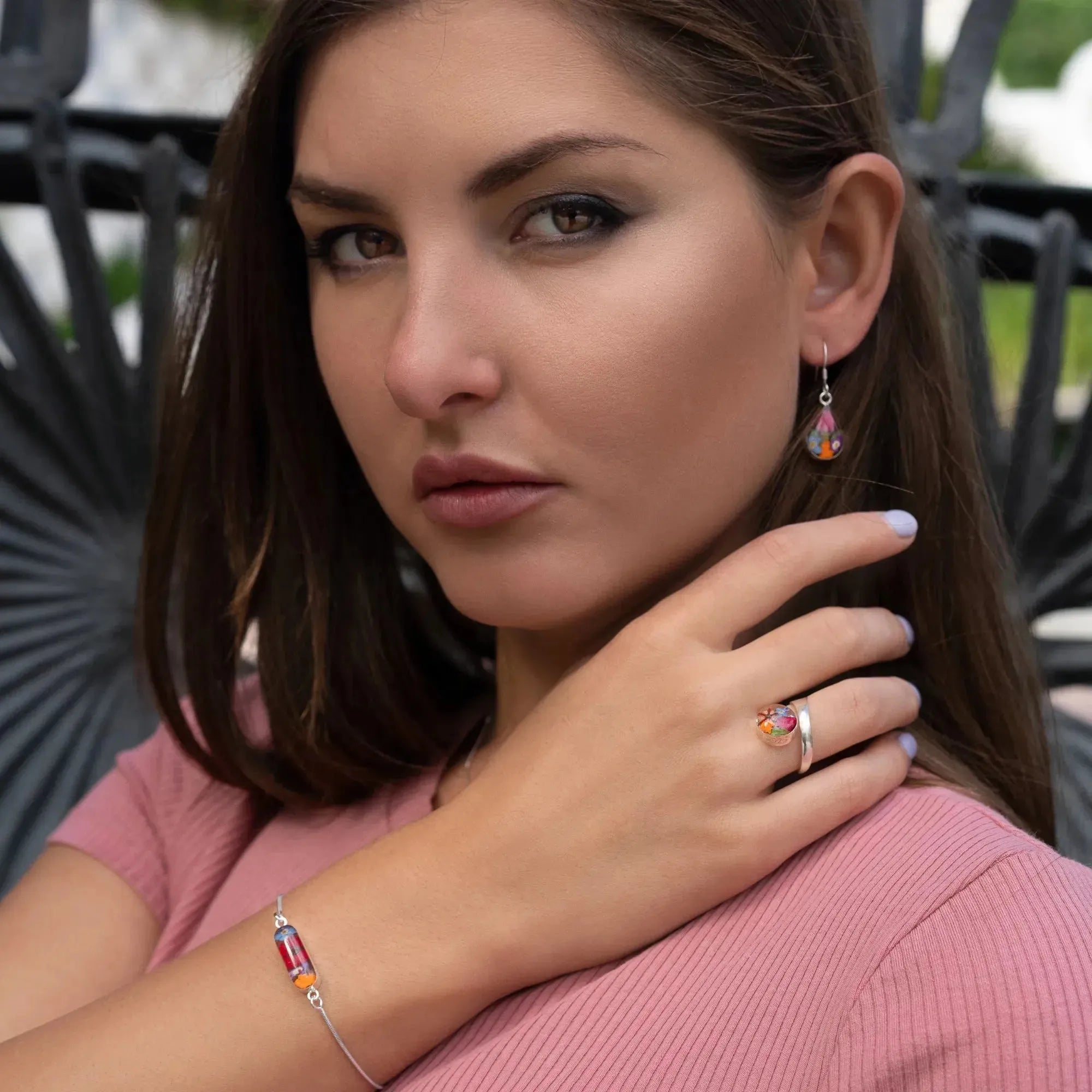 Collection Leela. Bracelet serpent avec de vraies fleurs.
