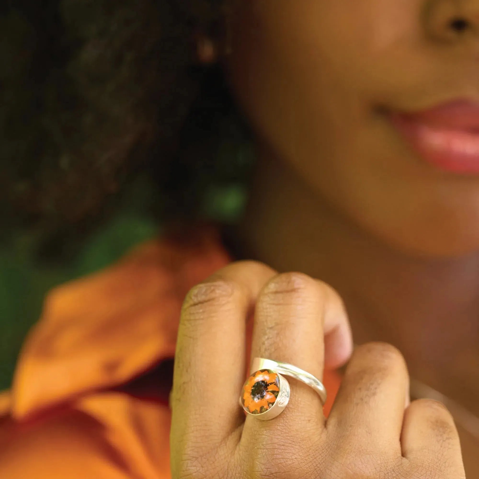 Bijoux tournesol par Shrieking Violet® Bague réglable en argent sterling avec une vraie fleur. Cadeau idéal pour une amie spéciale, maman, épouse